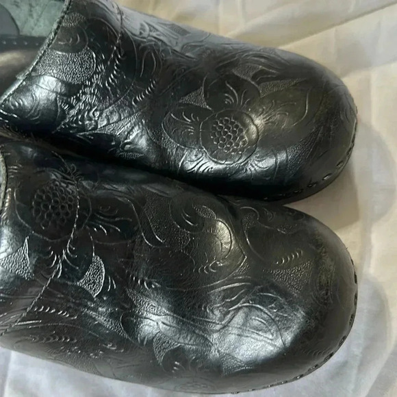 LL Bean Women's Black Leather Slip On Floral Embossed Nursing Work Clogs 9 M - Picture 7 of 7